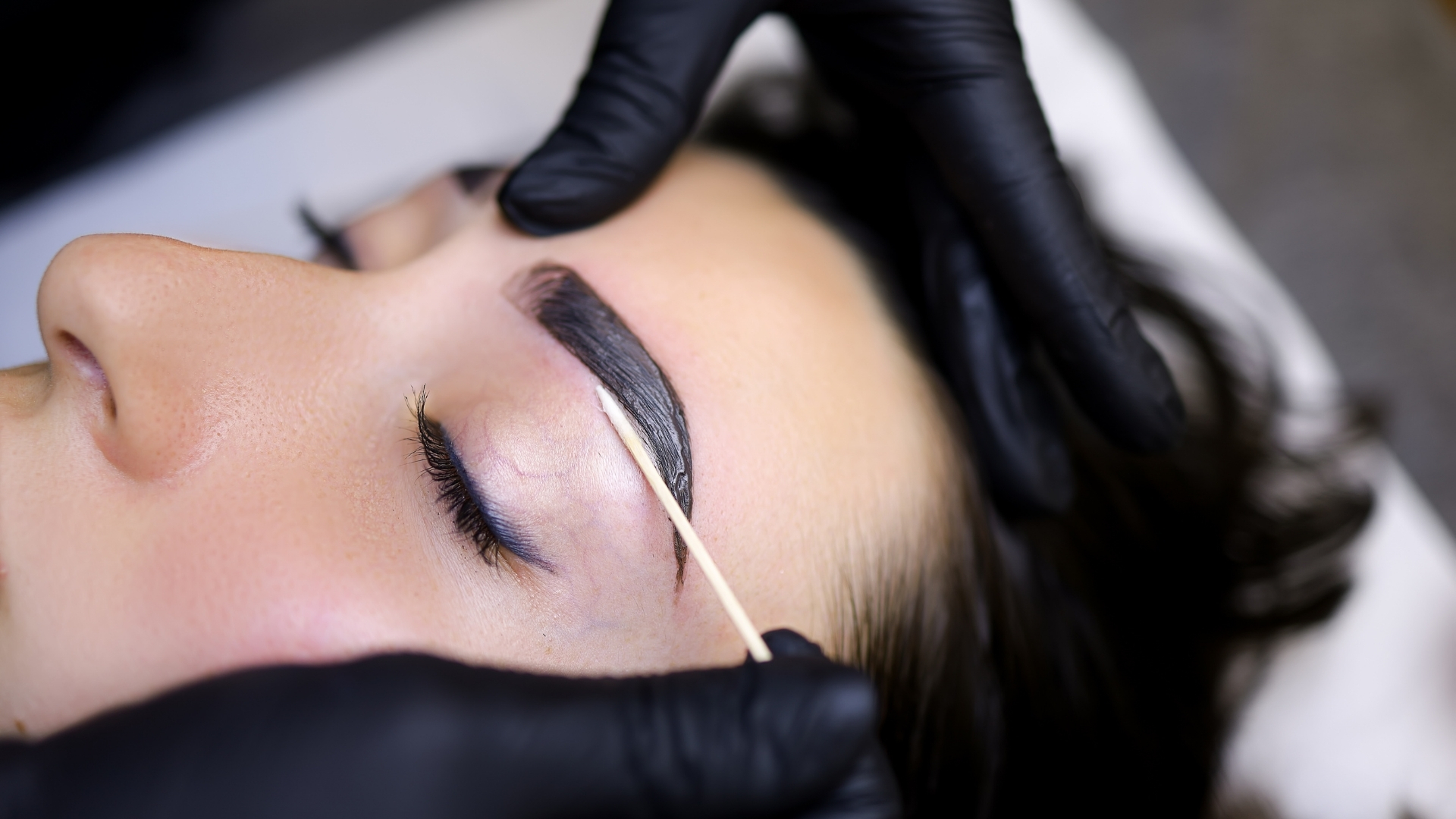 cejas y pestañas en Envigado laminado y extensiones en The Lush Lounge Beauty Spa