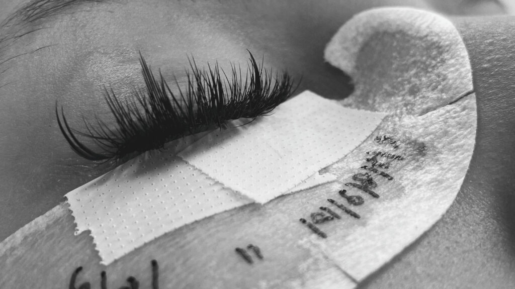 extensiones de pestañas en Envigado aplicadas por especialista profesional