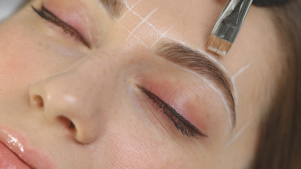 diseño de cejas en Envigado realizado por especialista profesional